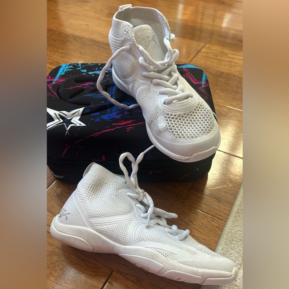 GK HI-FLYER Mid Top White Cheer Shoe size 2Y with case